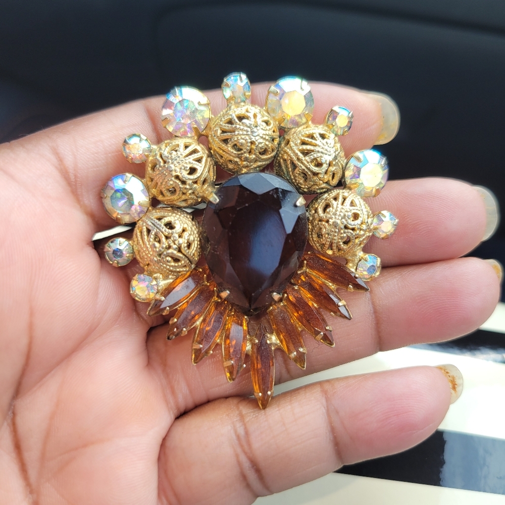 VINTAGE 1950's D&E JULIANA Brown Rhinestones & Gold Filigree Brooch Pin